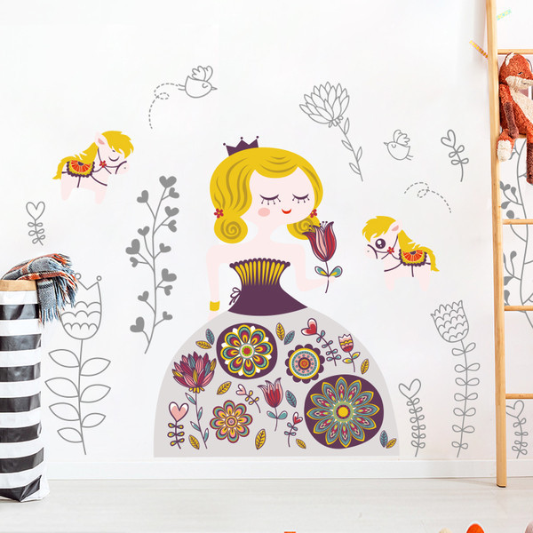 Sienų apdaila įvairiais elementais ir gėlėmis