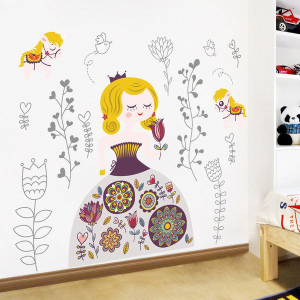 Sienų apdaila įvairiais elementais ir gėlėmis