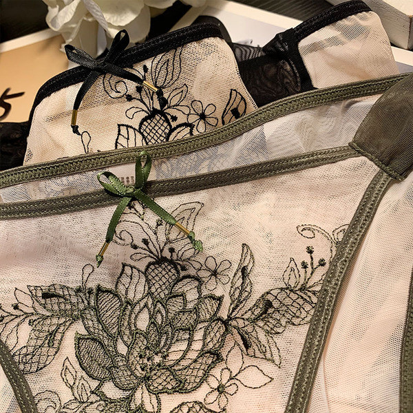 Női bikinik hálóval és hímzéssel