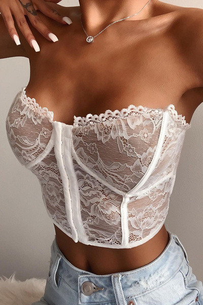 Korszerű női melltartó pántok nélkül, csipkével és gombokkal