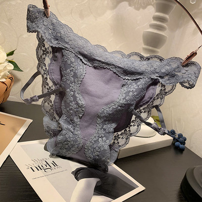 Női bikini csipkével és nyakkendővel