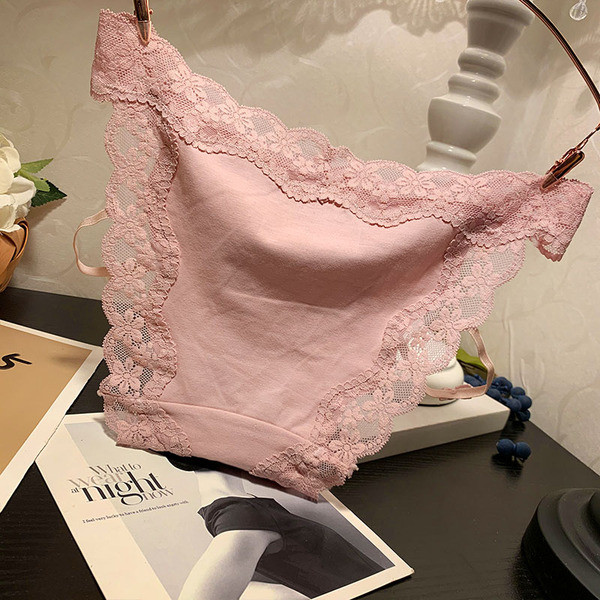 Női bikini csipkével és nyakkendővel