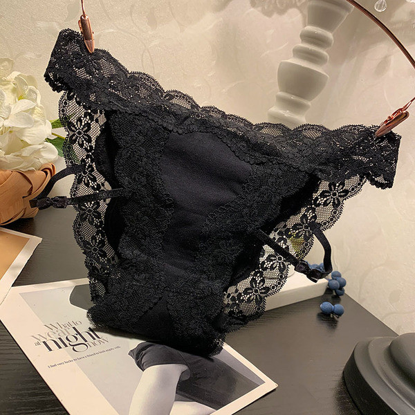 Női bikini csipkével és nyakkendővel