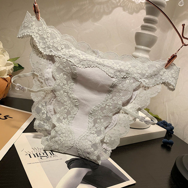 Női bikini csipkével és nyakkendővel