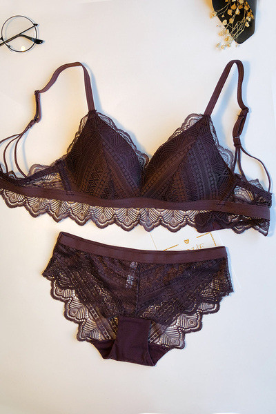 Női csipkekészlet háromszög alakú kupakkal