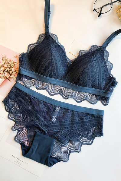 Női csipkekészlet háromszög alakú kupakkal