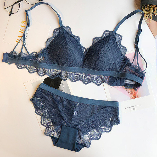 Női csipkekészlet háromszög alakú kupakkal