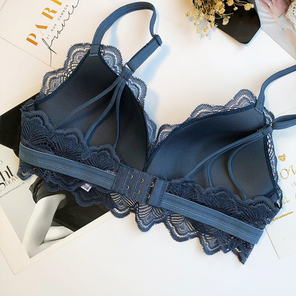 Női csipkekészlet háromszög alakú kupakkal