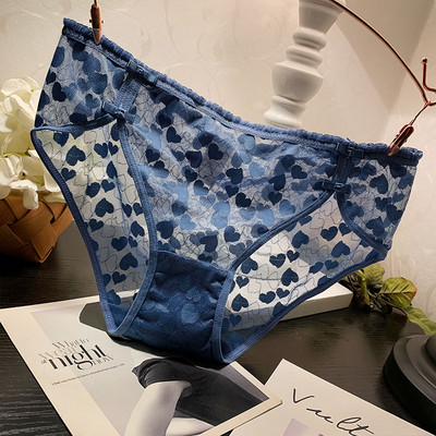 Női bikinik szívecskékkel és szalaggal