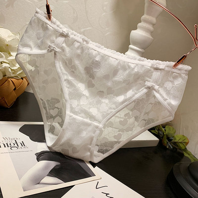 Női bikinik szívecskékkel és szalaggal