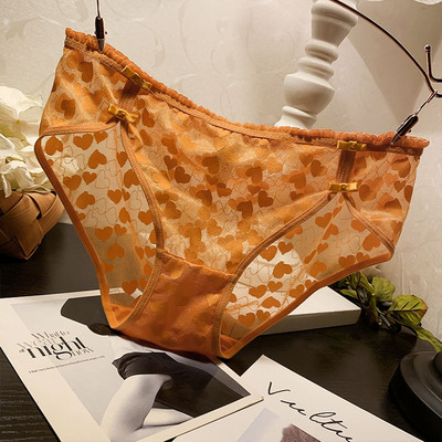 Női bikinik szívecskékkel és szalaggal