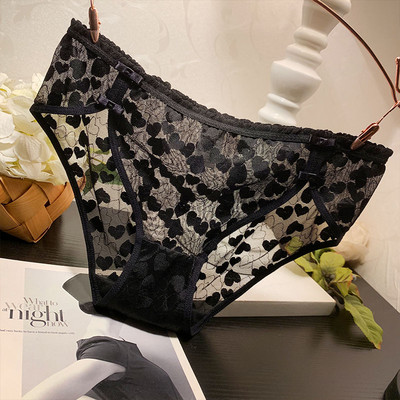 Női bikinik szívecskékkel és szalaggal