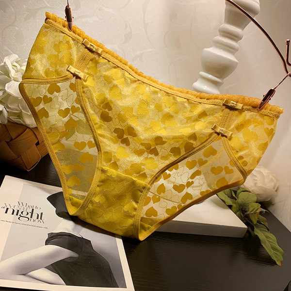 Női bikinik szívecskékkel és szalaggal