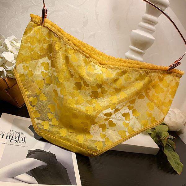 Női bikinik szívecskékkel és szalaggal