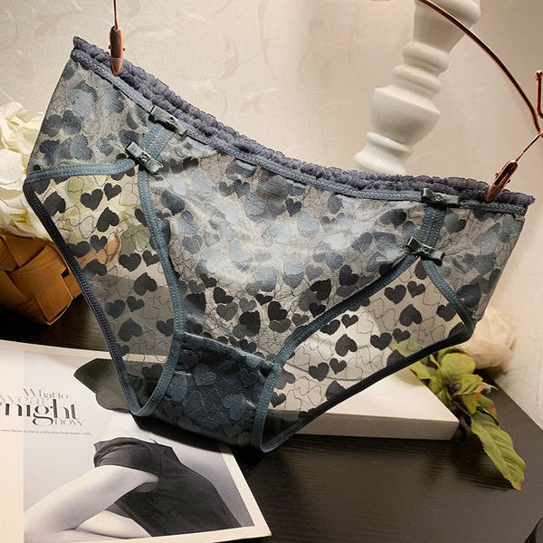 Női bikinik szívecskékkel és szalaggal