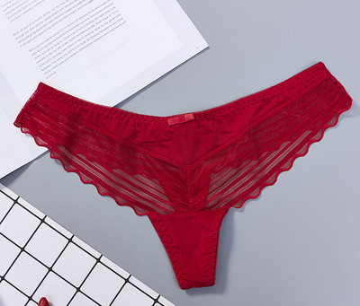 Μοντέρνα γυναικεία στρινγκ με στάνταρ μέση και διαφανή στοιχεία