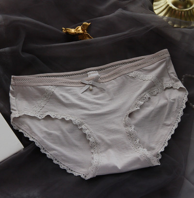 Varrat nélküli női bikini csipkével és szalaggal