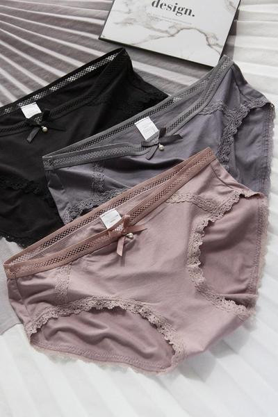 Varrat nélküli női bikini csipkével és szalaggal