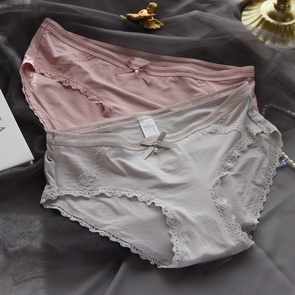 Varrat nélküli női bikini csipkével és szalaggal