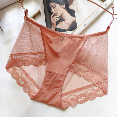 Intim fehérnemű normál derékkal és csipkével