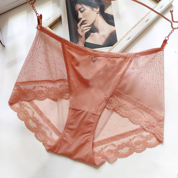 Intim fehérnemű normál derékkal és csipkével