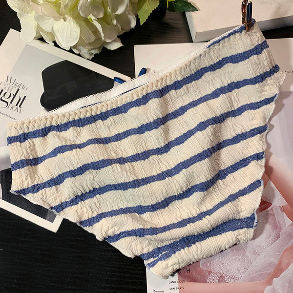 Csíkos női bikini csipkével