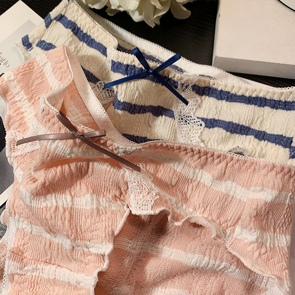 Csíkos női bikini csipkével