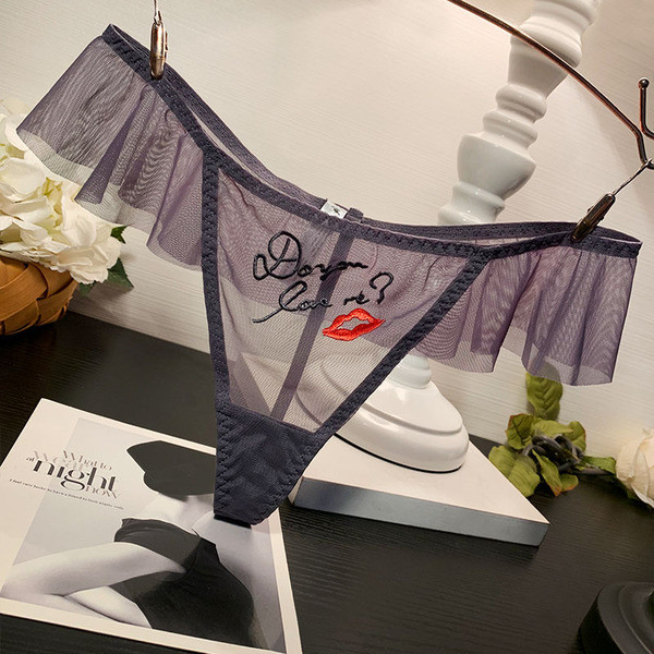 Sling típusú fehérnemű hálóval és hímzett felirattal