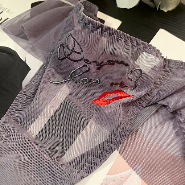 Sling típusú fehérnemű hálóval és hímzett felirattal