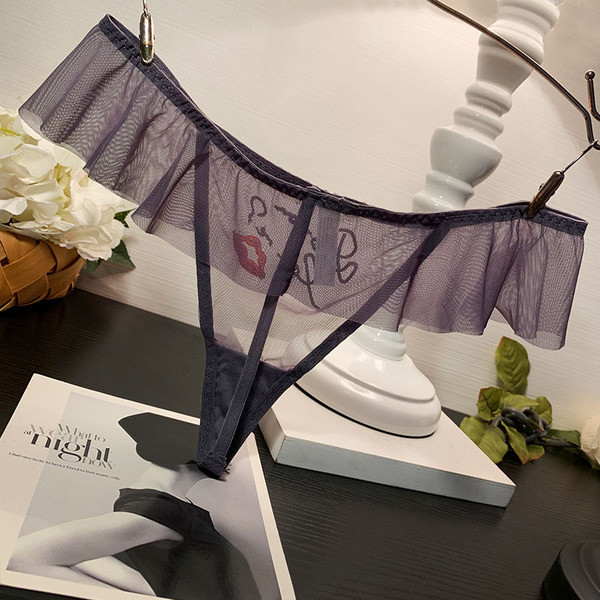 Sling típusú fehérnemű hálóval és hímzett felirattal