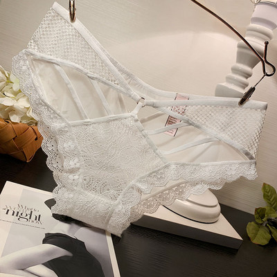 Női bikini kivágott résszel és csipkével