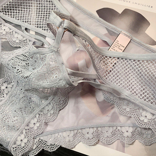 Női bikini kivágott résszel és csipkével