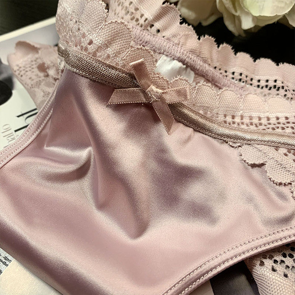 Női bikini csipkével hátul