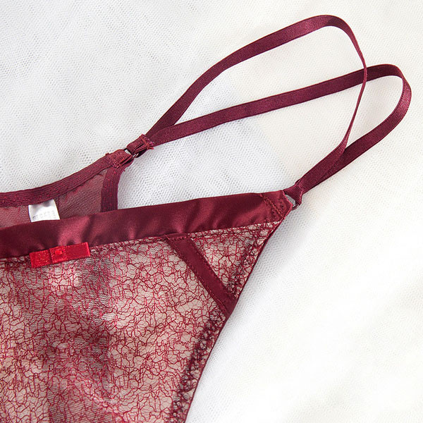 Μοντέρνα γυναικεία στρινγκ με δαντέλα και κορδέλα