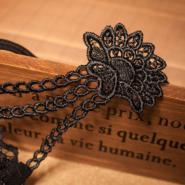 Ženske čipkaste tange s vezom