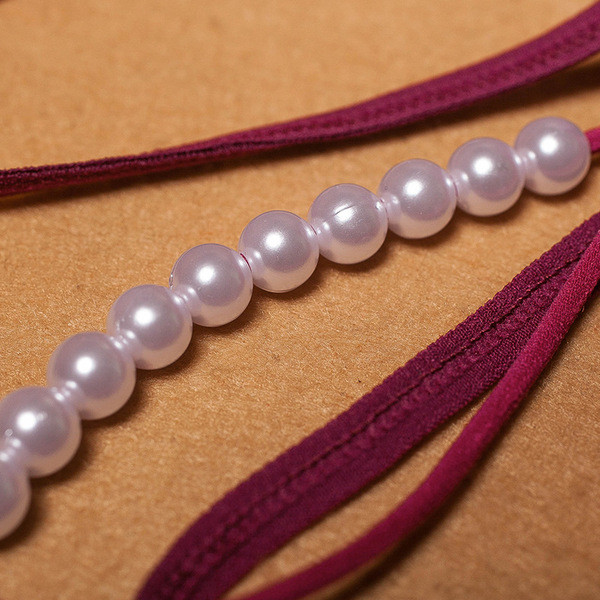 Изрязан модел дамски прашки с перли и бродерия пеперуда с пайети