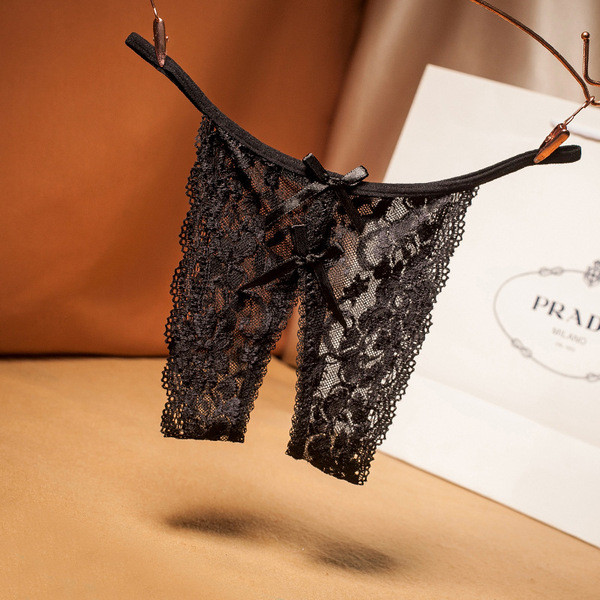 Női csipke fehérnemű kivágott alsórésszel