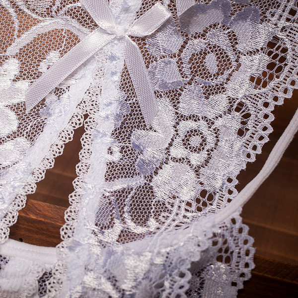 Női csipke fehérnemű kivágott alsórésszel