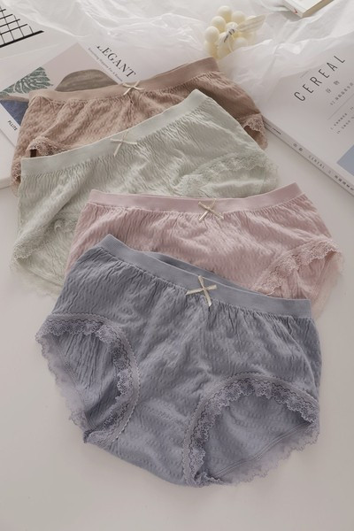 Négy pamut bikini szett csipkével