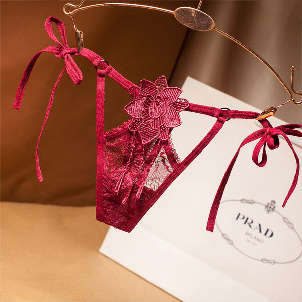 Kivágott, csipkés női tangamodell