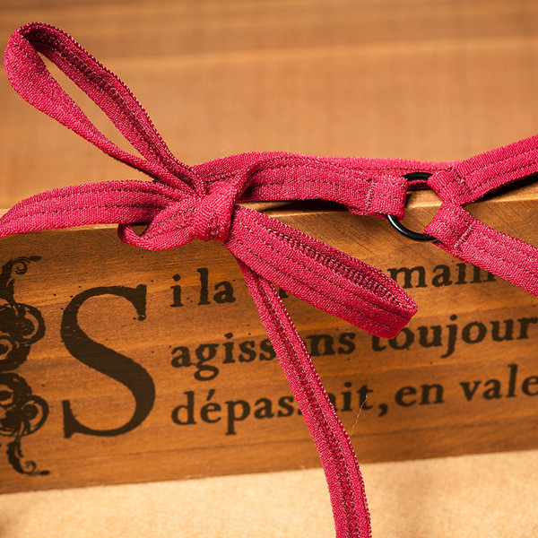 Kivágott, csipkés női tangamodell