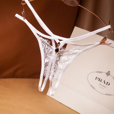 Kivágott női tanga modell csipkével és színes kővel