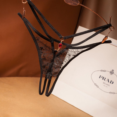 Kivágott női tanga modell csipkével és színes kővel