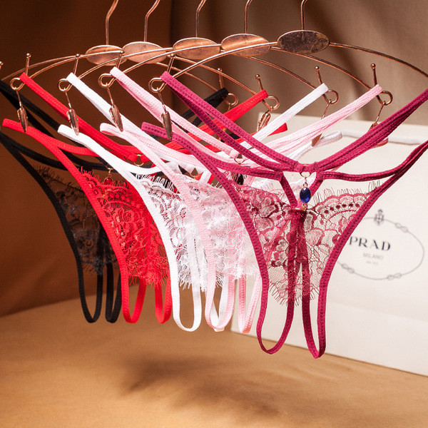 Kivágott női tanga modell csipkével és színes kővel