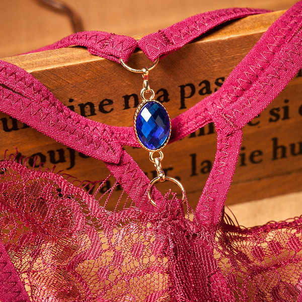 Kivágott női tanga modell csipkével és színes kővel