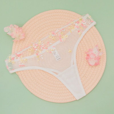 Aktuális női tangák hímzéssel