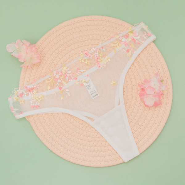 Aktuális női tangák hímzéssel