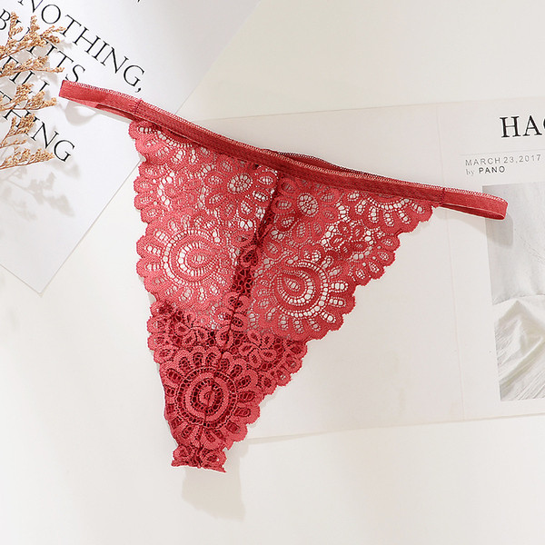 Aktuális női tangák hímzéssel