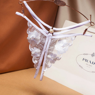 Μοντέρνα γυναικεία στρινγκ με δαντέλα και κομμένο μέρος