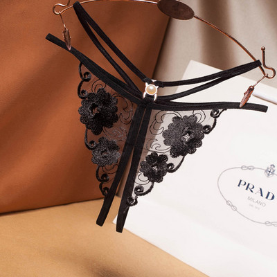 Μοντέρνα γυναικεία στρινγκ με δαντέλα και κομμένο μέρος